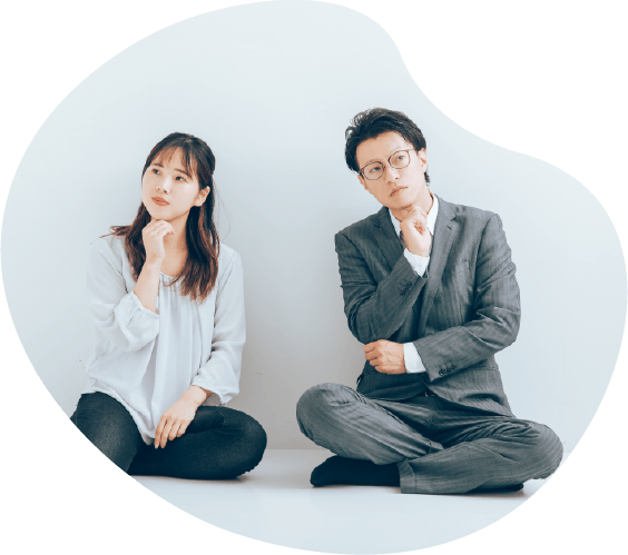 考える男女