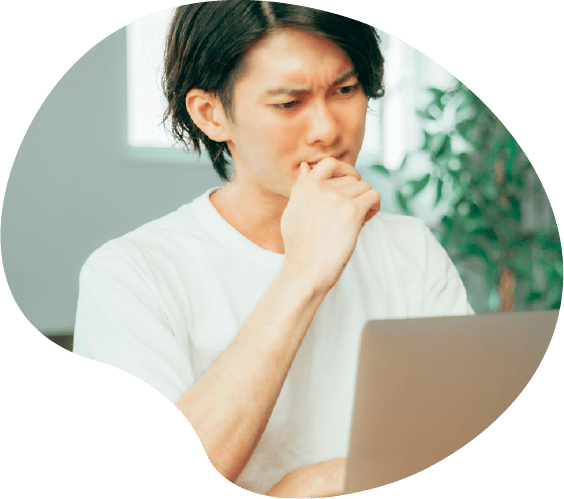 パソコンを見ながら難しい顔をする男性